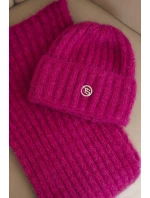 Dámská souprava čepice a dlouhý šál z měkké příze fuchsie Dámská souprava čepice a dlouhý šál z měkké příze fuchsie