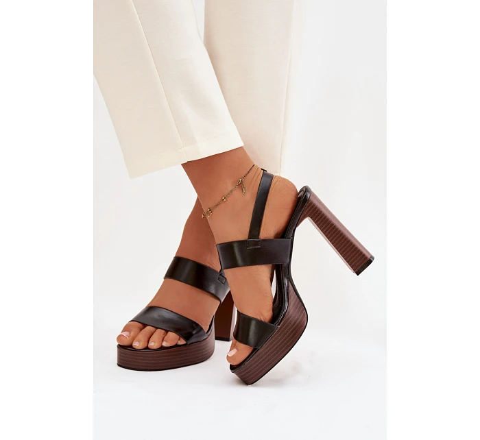 Sandále na podpätku model 226116 Vykročte štýlovo Sandále na podpätku model 226116 Vykročte štýlovo