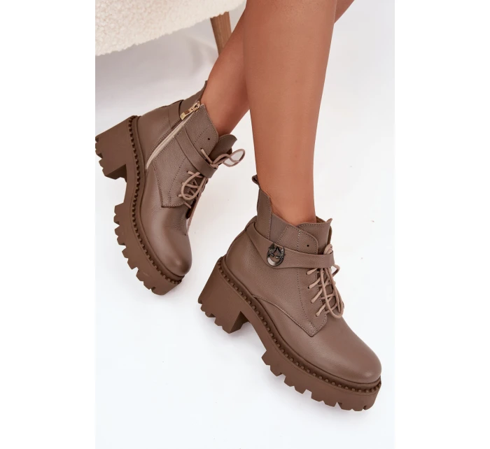 Kožené dámské kotníkové boty na klínu s ozdobným páskem zateplené model 21710528 tmavě béžové - Zazoo