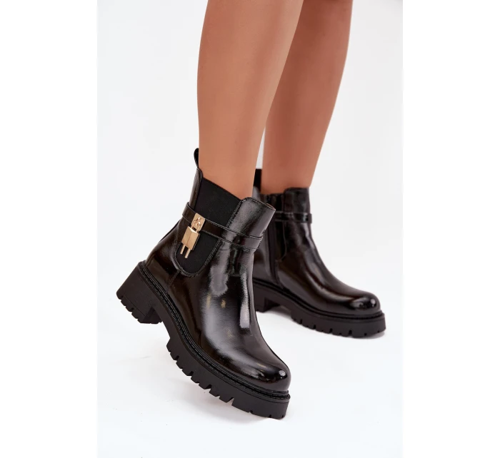 Lakované kotníkové boty s se zlatým detailem černé model 21707431 - Boto