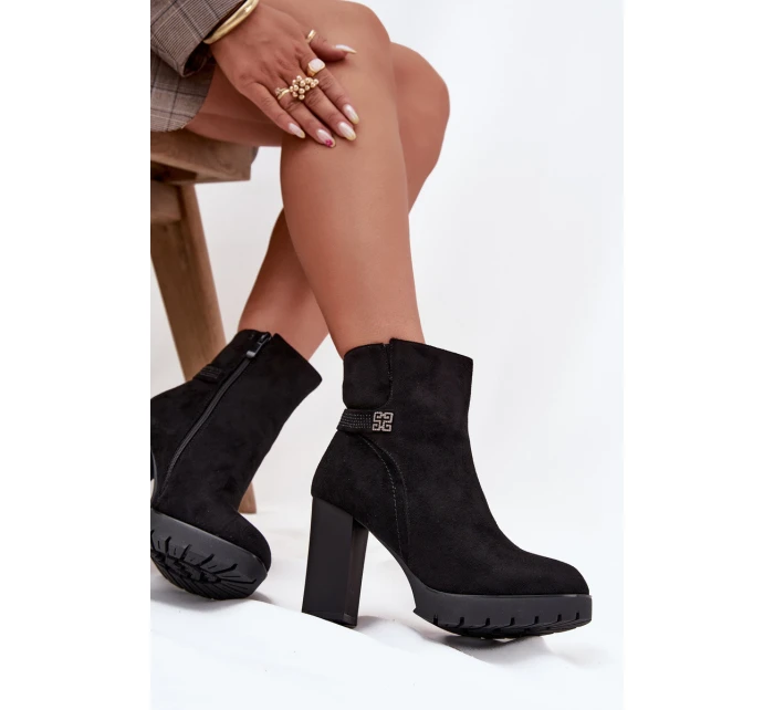 Ocieplane Botki Damskie Na Słupku Z Ozdobnym Paskiem Czarne Zayna Ocieplane Botki Damskie Na Słupku Z Ozdobnym Paskiem Czarne Zayna