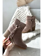 Zateplené dámské kotníkové boty na platformě s třásněmi béžové model 21711536 - Boto Zateplené dámské kotníkové boty na platformě s třásněmi béžové model 21711536 - Boto