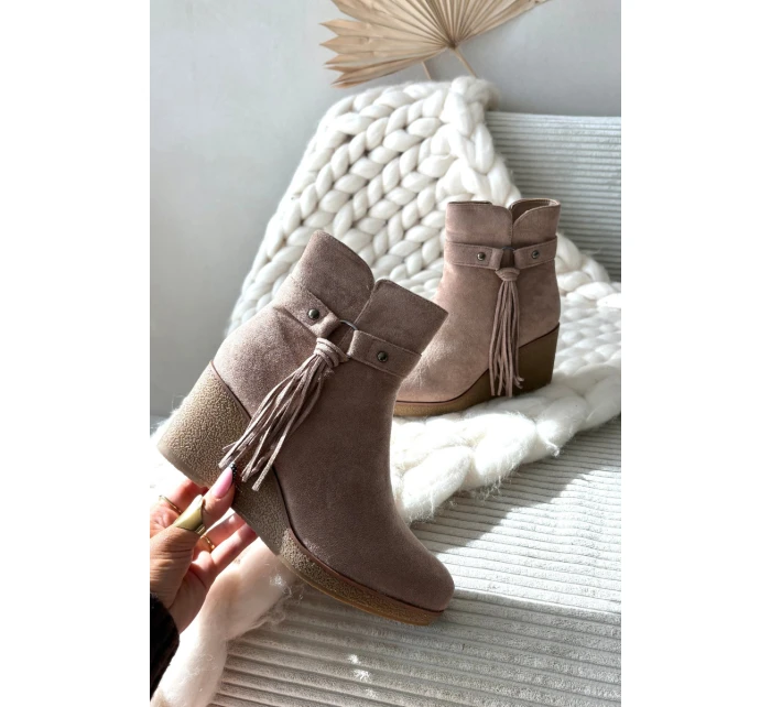 Zateplené dámské kotníkové boty na platformě s třásněmi béžové model 21711536 - Boto Zateplené dámské kotníkové boty na platformě s třásněmi béžové model 21711536 - Boto