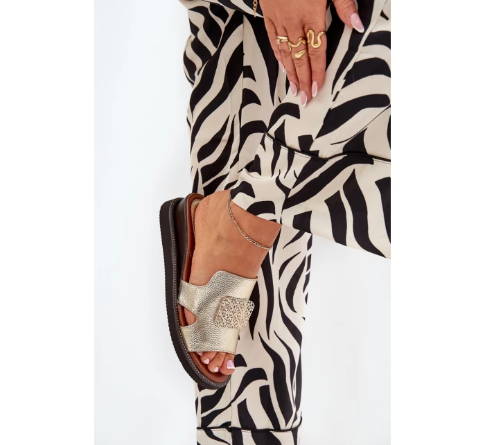 Klapki Damskie Na Koturnie Eko Skórzane Z Ozdobą Złote Sarela Klapki Damskie Na Koturnie Eko Skórzane Z Ozdobą Złote Sarela