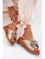 Dámské Pantofle Na Klínu S Mašlí Zlaté model 21692807 - Boto Dámské Pantofle Na Klínu S Mašlí Zlaté model 21692807 - Boto