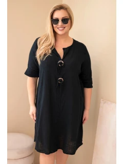 Dámske bavlnené šaty s kravatovým výstrihom v čiernej farbe
