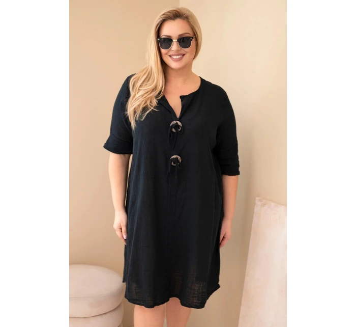 Dámske bavlnené šaty s kravatovým výstrihom v čiernej farbe
