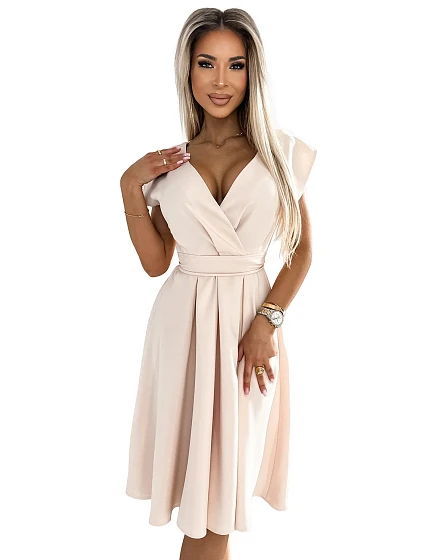 SCARLETT Rozšířené béžové dámské šaty s výstřihem a páskem model 19709648 - numoco SCARLETT Rozšířené béžové dámské šaty s výstřihem a páskem model 19709648 - numoco