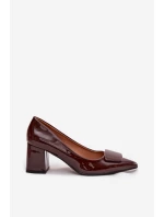 Lakované lodičky na podpatku s ozdobou čokoládové model 21752724 - Boto Lakované lodičky na podpatku s ozdobou čokoládové model 21752724 - Boto