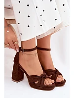 Dámské sandály na podpatku z imitace semiše čokoládové model 22107177 - Boto Dámské sandály na podpatku z imitace semiše čokoládové model 22107177 - Boto