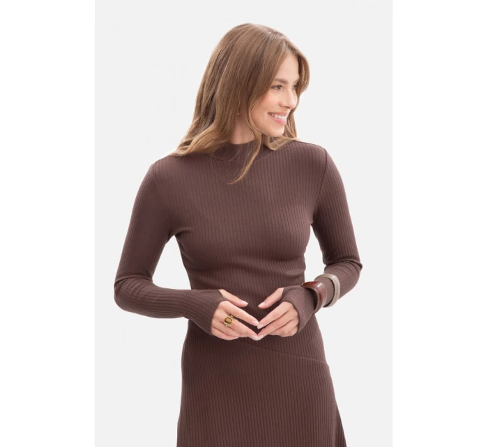 model 21379832 Žebrované midi šaty s asymetrickým pasem hnědé - BeWear