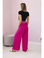 Nohavice so širokým elastickým pásom fuchsiovej farby