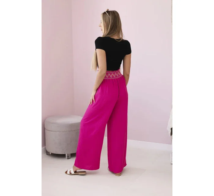 Nohavice so širokým elastickým pásom fuchsiovej farby