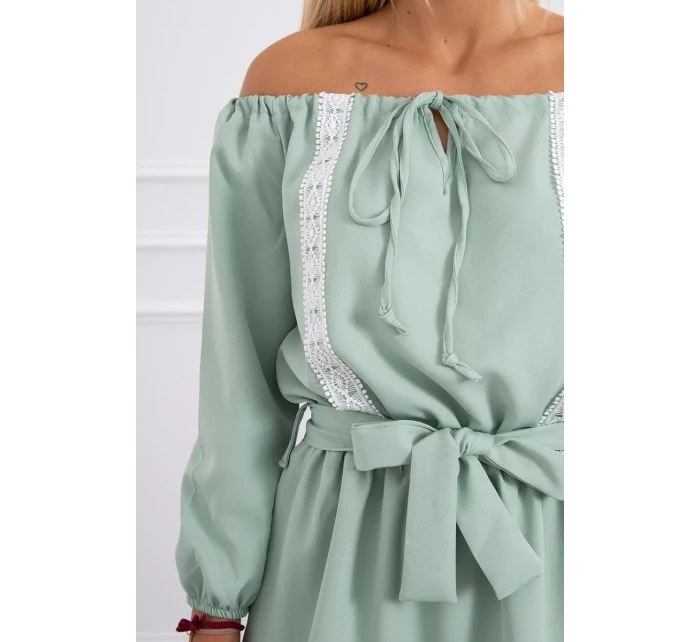 Šaty s odhalenými rameny a krajkou světle zelené barvy