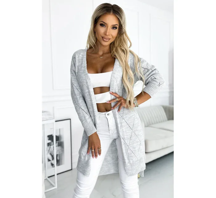 Šedý dámský kardigan přehoz přes oblečení s delší zadní částí a s ažurovým vzorem model 18854393 - numoco basic Šedý dámský kardigan přehoz přes oblečení s delší zadní částí a s ažurovým vzorem model 18854393 - numoco basic