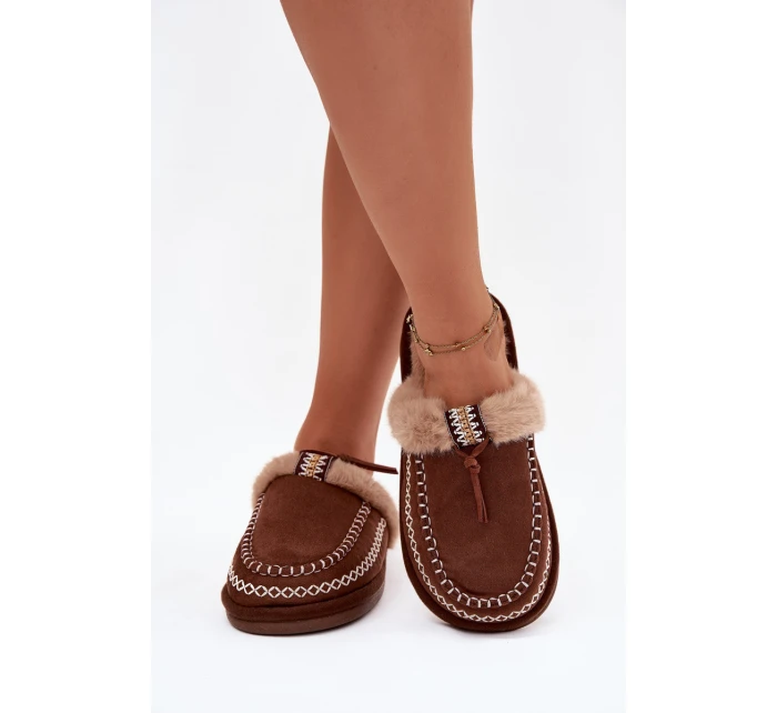Dámské pantofle s kožešinou a výšivkou Hnědé model 21786862 - Boto Dámské pantofle s kožešinou a výšivkou Hnědé model 21786862 - Boto