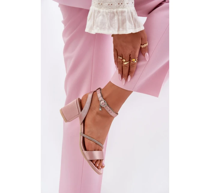 Sandále na podpätku model 213010 Vykročte štýlovo