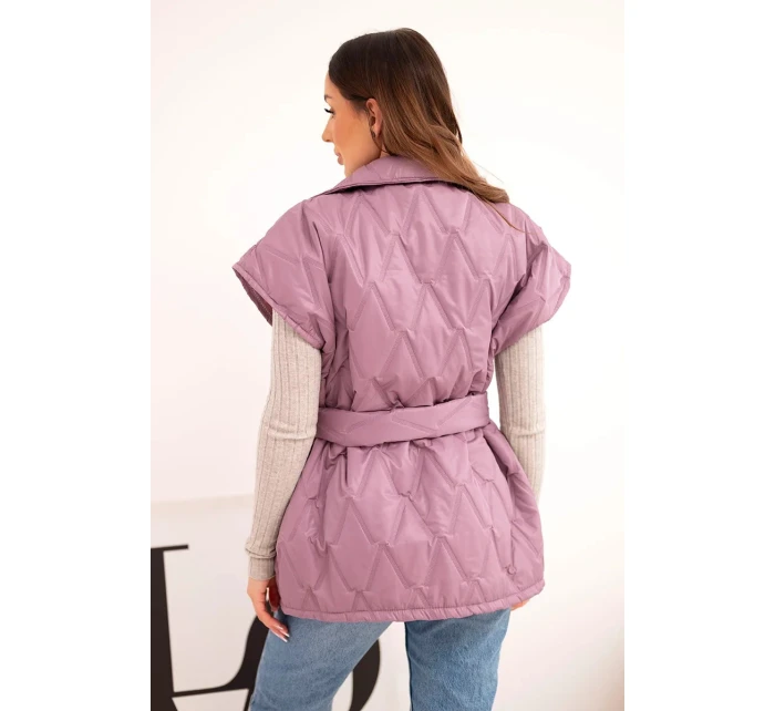 Dámska prešívaná vesta s opaskom a širokým golierom tmavoružová