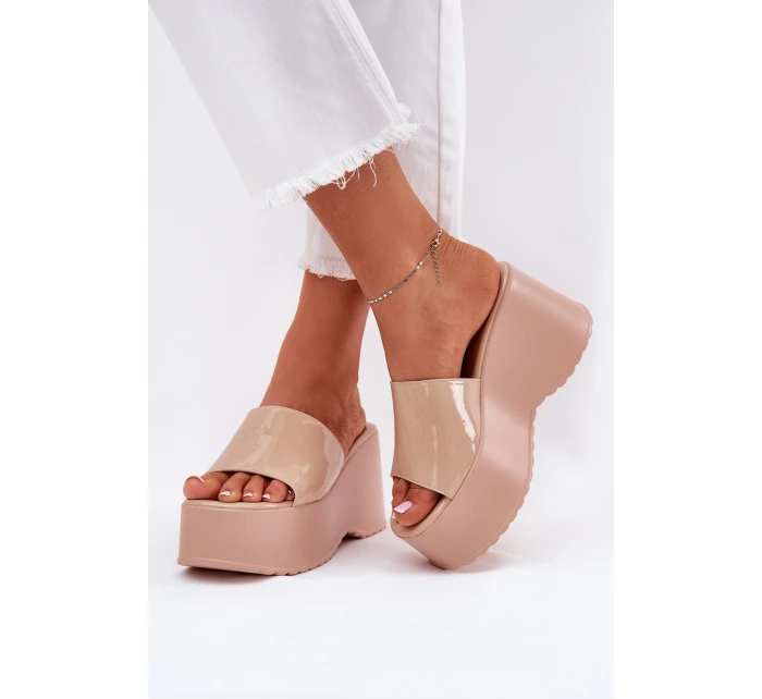 Lakierowane Klapki Damskie Na Platformie I Koturnie Beżowe Nellevia