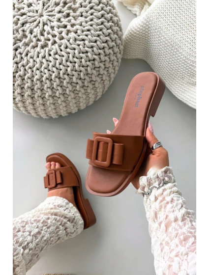 Dámské nazouváky na ploché podrážce s přezkou Camel model 21900536 - Boto