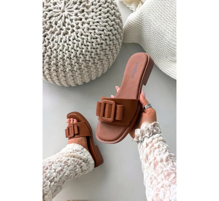 Dámské nazouváky na ploché podrážce s přezkou Camel model 21900536 - Boto Dámské nazouváky na ploché podrážce s přezkou Camel model 21900536 - Boto