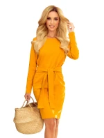 Dámské šaty v hořčicové barvě se širokým páskem pro zavazování model 14001503 - numoco Dámské šaty v hořčicové barvě se širokým páskem pro zavazování model 14001503 - numoco