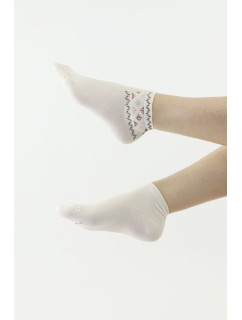 Elegantné ponožky 522 biele s ozdobnou aplikáciou