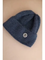 Dámská zimní čepice model 21441756 s ozdobným knoflíkem džínová modrá - K-Fashion