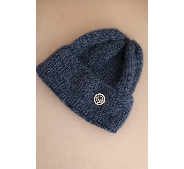 Dámská zimní čepice model 21441756 s ozdobným knoflíkem džínová modrá - K-Fashion