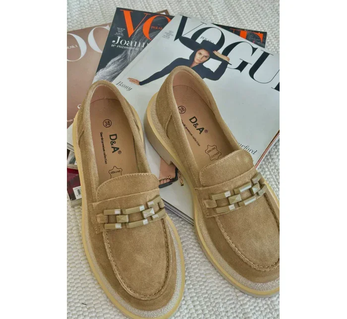 Dámske semišové mokasíny na podpätku s ozdobou D&A Brown Dámske semišové mokasíny na podpätku s ozdobou D&A Brown