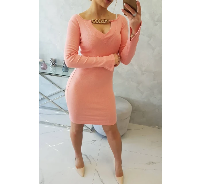 Šaty se zlatým řetízkem meruňková Šaty se zlatým řetízkem meruňková