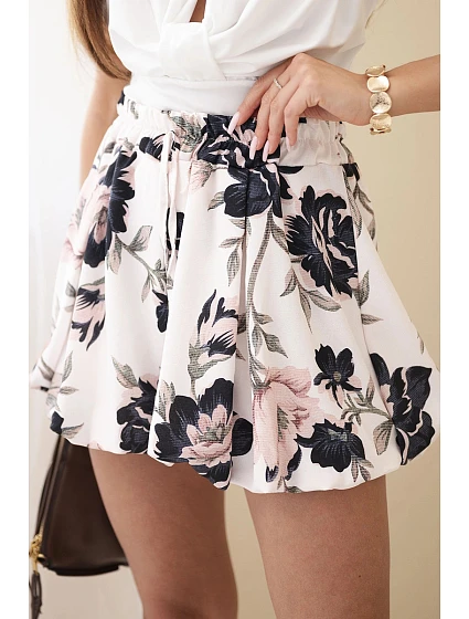 Dámske viskózové šortky s kvetinovým vzorom so zaväzovaním v páse čierne