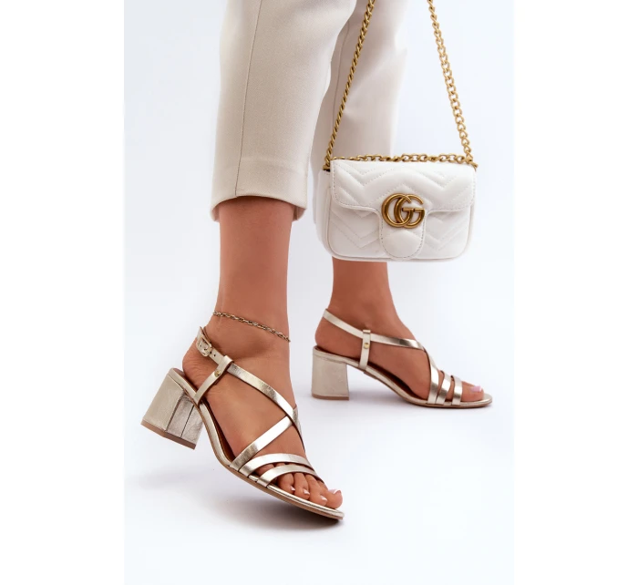 Sametové sandály na nízkém podpatku model 21661305 Zlaté - Maciejka