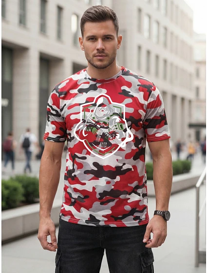 Klasické pánske tričko s kamuflážovým vzorom a červeno-bielou potlačou FashionStreet NX2003R