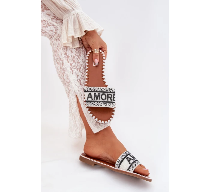 Dámské sandály na plochém podpatku se zdobením bílé model 21703749 - Boto Dámské sandály na plochém podpatku se zdobením bílé model 21703749 - Boto