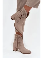 Semišové dámské kotníčkové boty na podpatku  Cappuccino model 21713248 - Zazoo