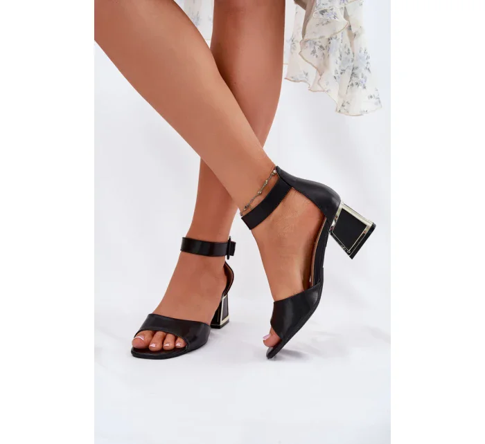 Sandále na podpätku model 213930 Vykročte štýlovo