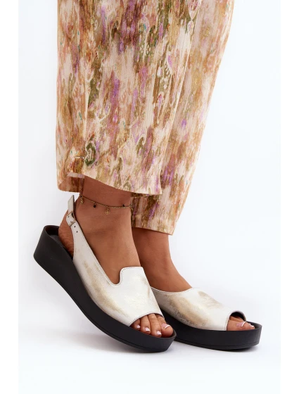 Dámské kožené sandály na tlusté podrážce zlatý model 21646330 - Zazoo Dámské kožené sandály na tlusté podrážce zlatý model 21646330 - Zazoo