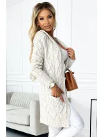 Béžový dámský kardigan přehoz přes oblečení s kapucí, kapsami a copánkovým vzorem model 18838309 - numoco basic Béžový dámský kardigan přehoz přes oblečení s kapucí, kapsami a copánkovým vzorem model 18838309 - numoco basic