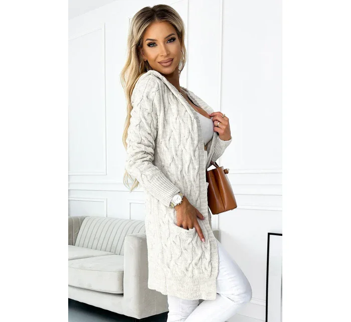Béžový dámský kardigan přehoz přes oblečení s kapucí, kapsami a copánkovým vzorem model 18838309 - numoco basic Béžový dámský kardigan přehoz přes oblečení s kapucí, kapsami a copánkovým vzorem model 18838309 - numoco basic