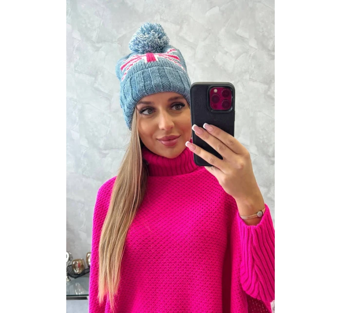 Dámská čepice s bambulí Elizabeth model 18752283 denim - K-Fashion Dámská čepice s bambulí Elizabeth model 18752283 denim - K-Fashion