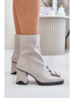 Lakované Dámské Boty Na Podpatku S Dekorací model 21675875 Světle Šedé D&A - S.Barski Lakované Dámské Boty Na Podpatku S Dekorací model 21675875 Světle Šedé D&A - S.Barski