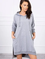 Šaty s kapucňou a dlhším chrbtom šedej