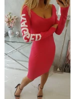 Roztrhané fuchsiové šaty