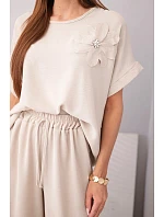 Dámsky viskózový set s ozdobným kvetom a širokými nohavicami béžovej farby