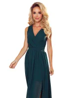 Dlouhé dámské šaty v lahvově zelené barvě s výstřihem a zavazováním model 16975447 - numoco Dlouhé dámské šaty v lahvově zelené barvě s výstřihem a zavazováním model 16975447 - numoco