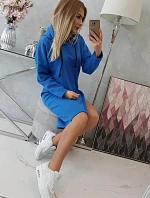 Šaty s kapucňou a bočným rázporkom nevädzovo modrej