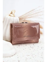 Lakovaná dámska kabelka s trblietavými detailmi Cermina - béžová Lakovaná dámska kabelka s trblietavými detailmi Cermina - béžová