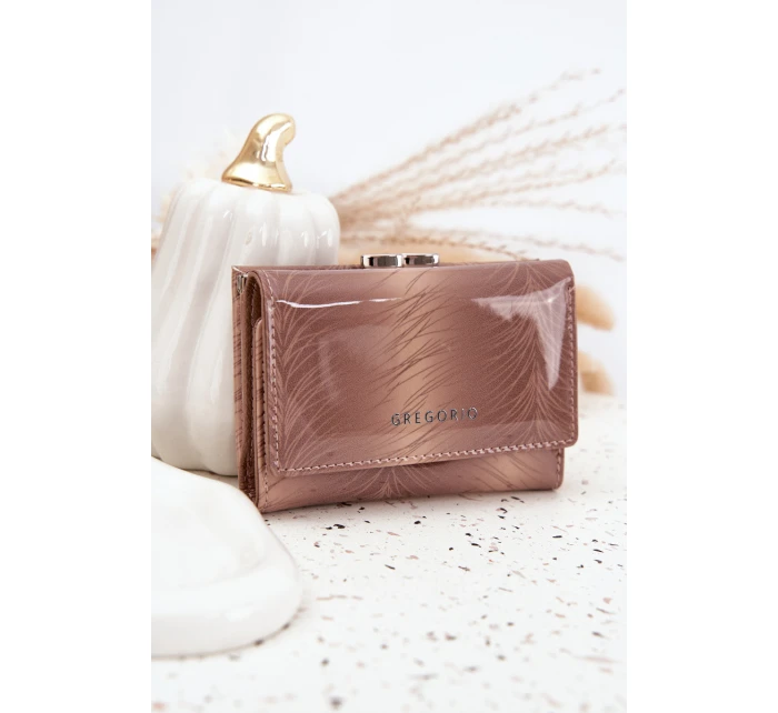 Lakovaná dámska kabelka s trblietavými detailmi Cermina - béžová Lakovaná dámska kabelka s trblietavými detailmi Cermina - béžová