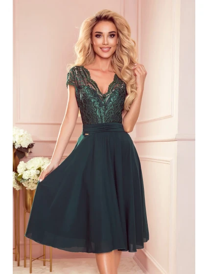 LINDA - Dámske šifónové šaty vo fľaškovo zelenej farbe s krajkovým výstrihom 381-2